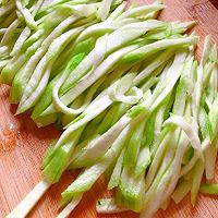 丝瓜鸡蛋饼的做法图解1