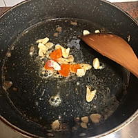 咸蛋黄炒虾的做法图解5