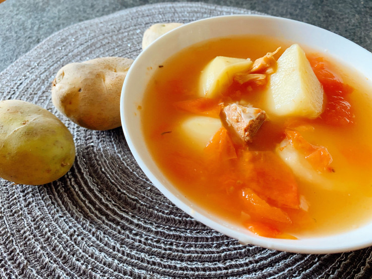 小姨妈老火汤：土豆番茄煲猪肉汤的做法