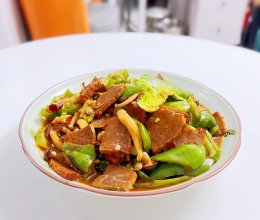 青椒九道菇炒瘦肉，赋诗一首的做法