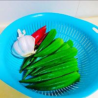 #时令蔬菜最养人#零厨艺也能做的油泼蒜泥秋葵的做法图解1