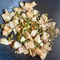 #感恩节烹饪挑战赛#青椒酸豆角炒五花肉的做法图解3