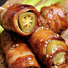肥肠包大葱～看着金黄酥脆的咬开的瞬间，葱油和肉汁一齐涌入口中