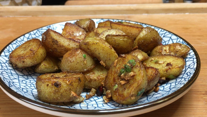 香香辣辣孜然小土豆，材料方便制作简单，外层酥脆，内里沙软。