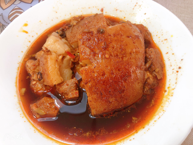 陕西人年夜饭饭桌上必不可少的美食之二～辣酱肘子的做法