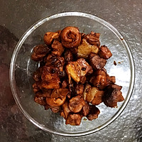 板栗千张豆干红烧肉的做法图解3