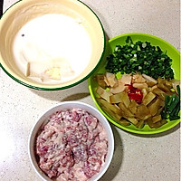 酸菜滑肉手擀面的做法图解1