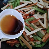 新春菜肴 | 芹菜炒香干的做法图解7