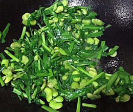 蚕豆米炒韭菜的做法