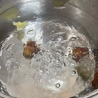 #春日养生局#健脾祛湿的花生眉豆鸡脚汤的做法图解5