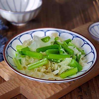 芹菜烩银耳