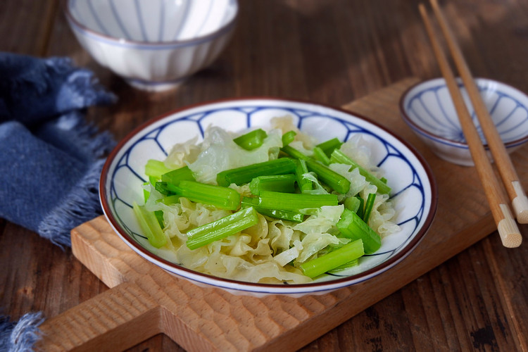 芹菜烩银耳的做法