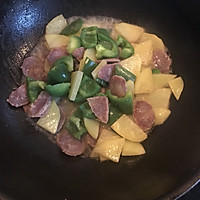 青椒土豆炒香肠的做法图解5