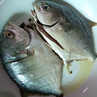 潮汕版青蒜焖鱼的做法图解1