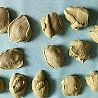 #打工人的健康餐#大麦苗双酱肠仔包的做法图解6