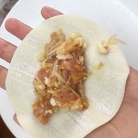脆底金针菇虾仁煎饺的做法图解3