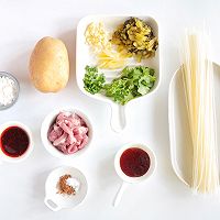 香气套餐-酸菜米线&土豆丝饼的做法图解1