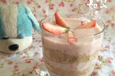 草莓果粒酸奶木糠杯