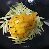 芦笋炒芒果，好吃又开胃的做法图解3
