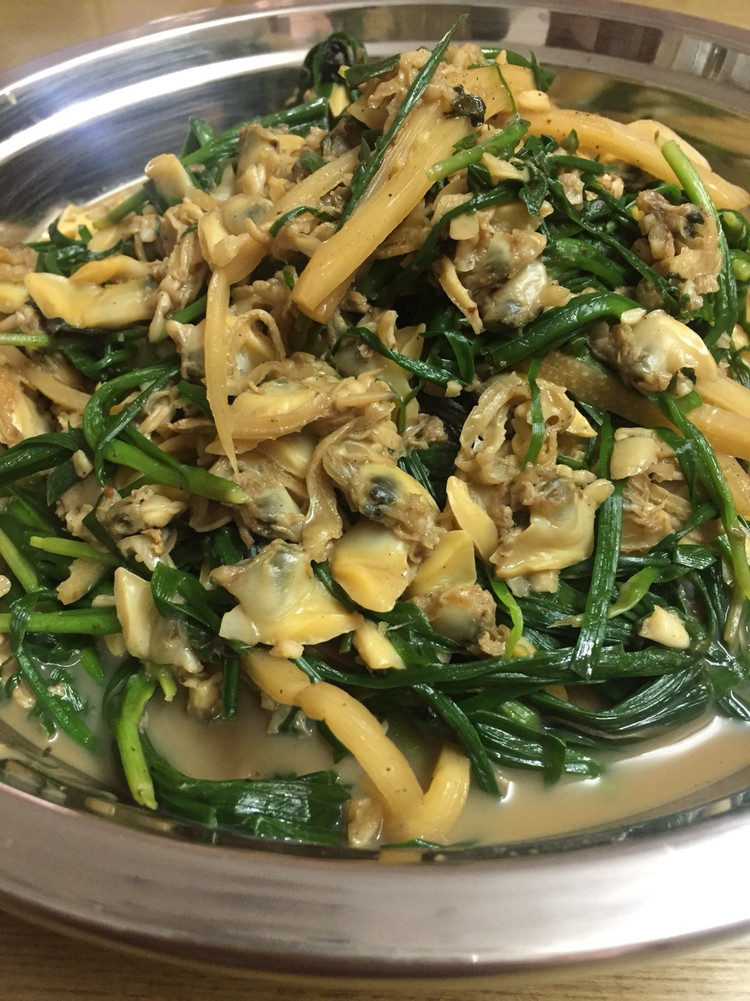 韭菜酸笋炒花甲肉的做法