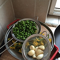 餐桌上的一抹春色小黄瓜花炒豌豆的做法图解1