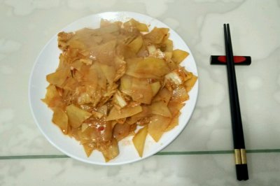 辣白菜炒土豆片