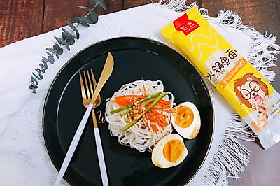 鳕鱼鱼面佐韩式酱鸡蛋
