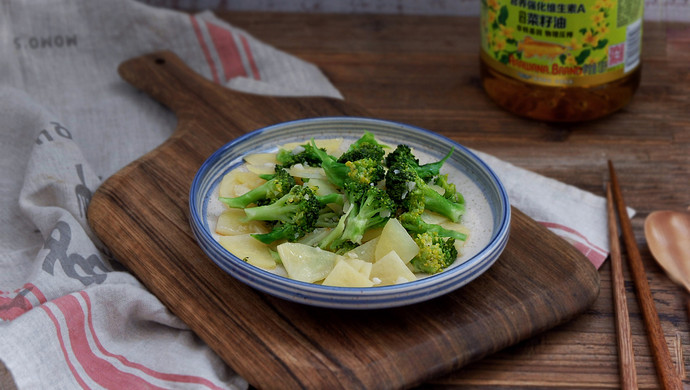 西兰花炒土豆片