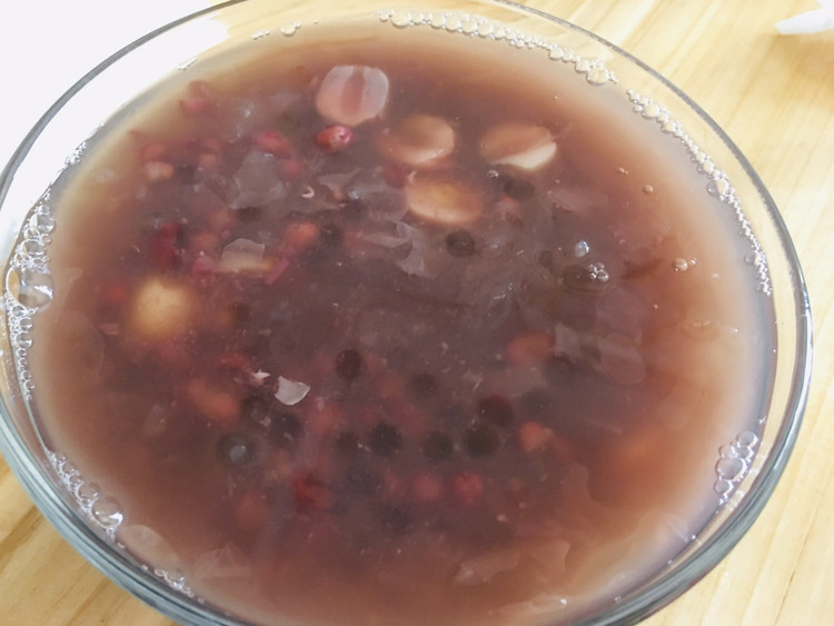 红豆莲子银耳羹的做法