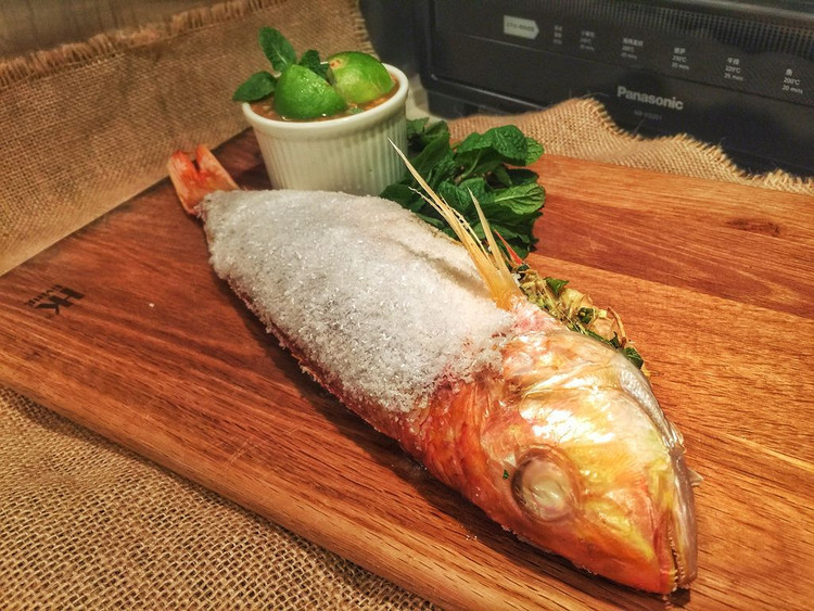 泰式盐烤鱼（附泰式海鲜蘸料）的做法