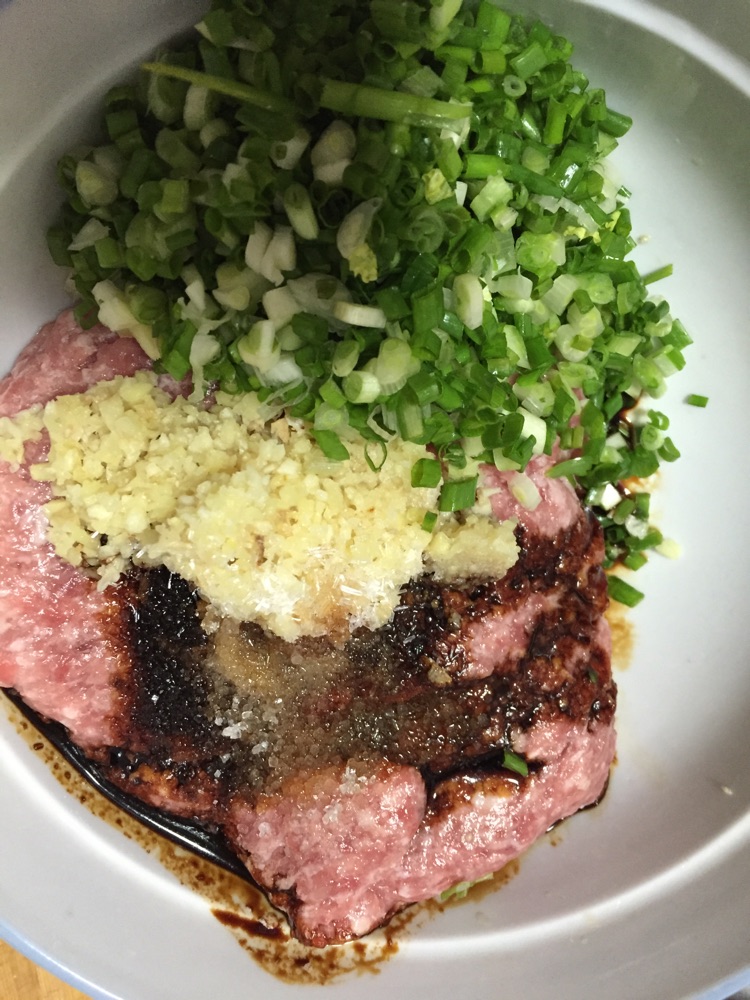 白菜猪肉水饺的做法图解4