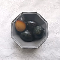 #太太乐鲜鸡汁玩转健康快手菜#富贵孔雀-鲜鸡汁皮蛋凉拼的做法图解1