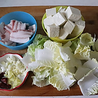 白菜五花肉炖豆腐的做法图解2