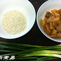 椒盐榨菜葱油饼的做法图解2