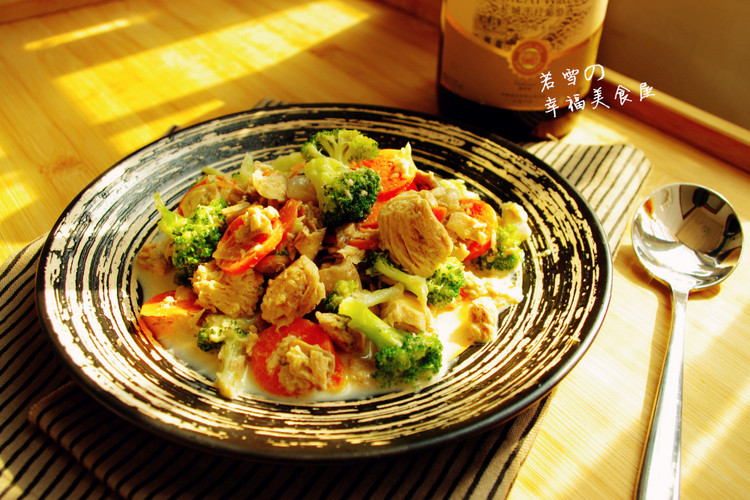 金枪鱼超简单美味的华丽转身------西式奶油蘑菇西兰花的做法