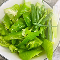 #李锦记X豆果 夏日轻食美味榜#辣椒炒鱿鱼的做法图解2