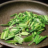 鸡蛋炒蒜苗的做法图解5