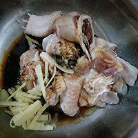海鲜菇蒸鸡肉的做法图解3