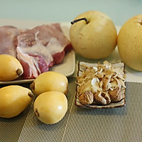 雪梨枇杷瘦肉汤的做法图解1