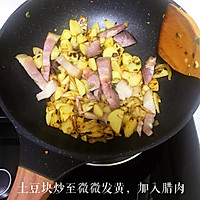 腊肉土豆块的做法图解2