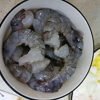 料足丰富的咖喱虾仁芝士焗饭的做法图解2