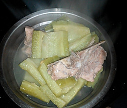 广式老火汤 ：苦瓜排骨汤的做法
