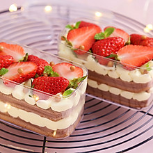 #白色情人节限定美味# 治愈系美食：草莓盒子蛋糕