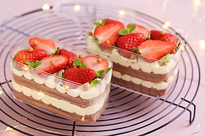 治愈系美食：草莓盒子蛋糕
