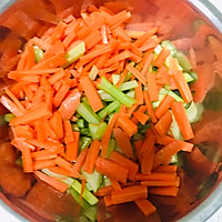 凉拌芹菜胡萝卜的做法图解1