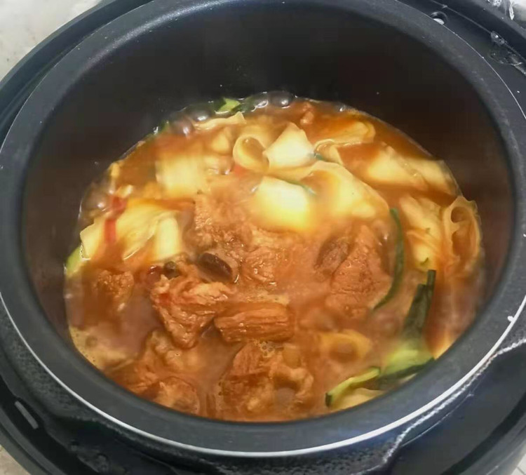 排骨刀削面的做法