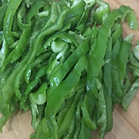 青椒炒腊肠的做法图解1