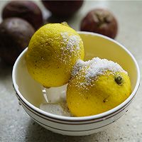 #精品菜谱挑战赛#百香果蜂蜜柠檬茶的做法图解2