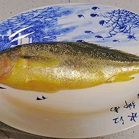雪菜黄鱼煮年糕的做法图解1