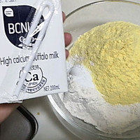 香煎牛奶玉米饼的做法图解1